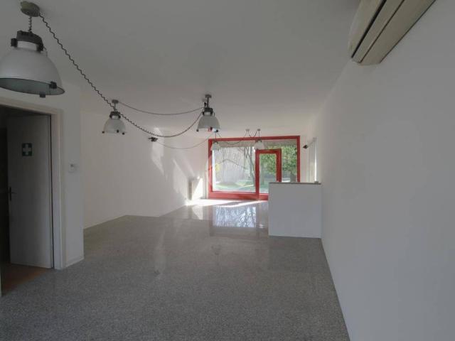 Locale Commerciale in affitto a Romano Di Lombardia, Lombardia