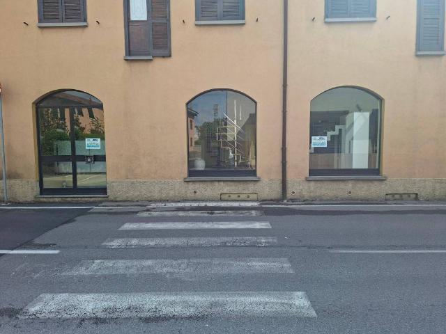 Locale Commerciale in affitto a Romano Di Lombardia, Lombardia