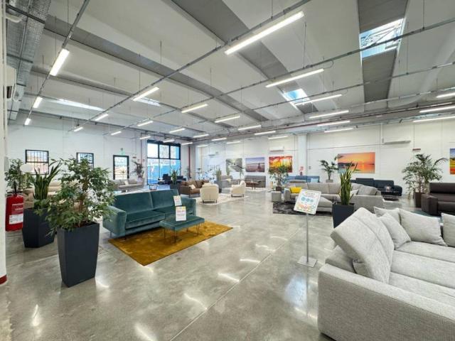 Locale Commerciale in affitto a Roncadelle, Lombardia