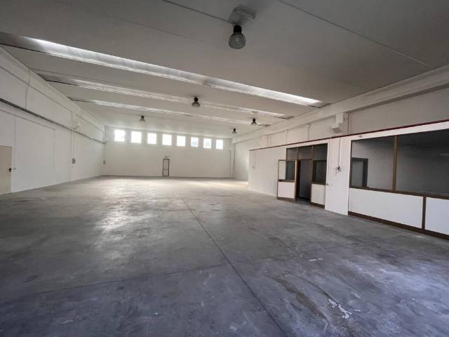 Locale Commerciale in affitto a Roncadelle, Lombardia