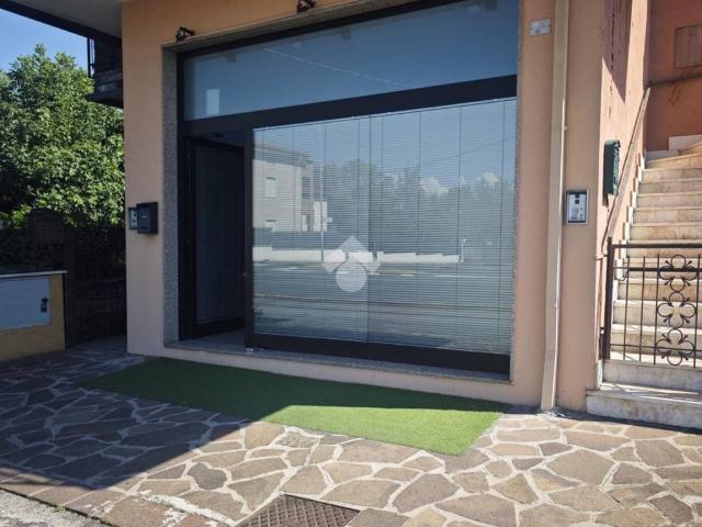 Locale Commerciale in affitto a Roncadelle, Lombardia