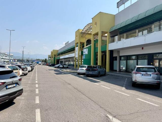Locale Commerciale in affitto a Roncadelle, Lombardia