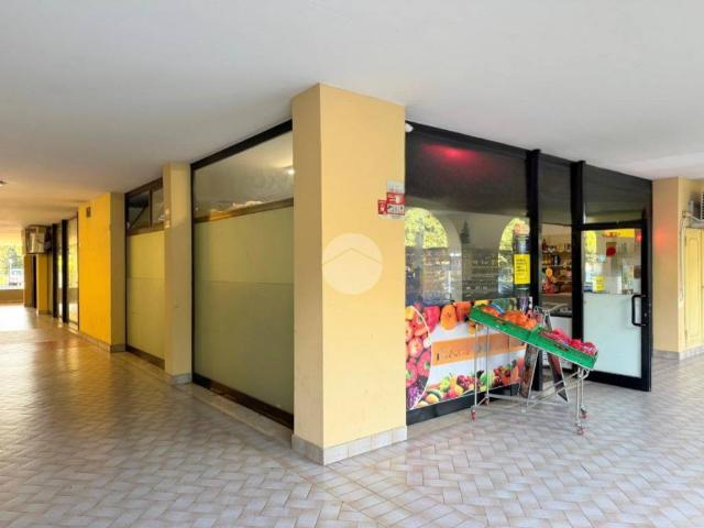 Locale Commerciale in affitto a Roncadelle, Lombardia
