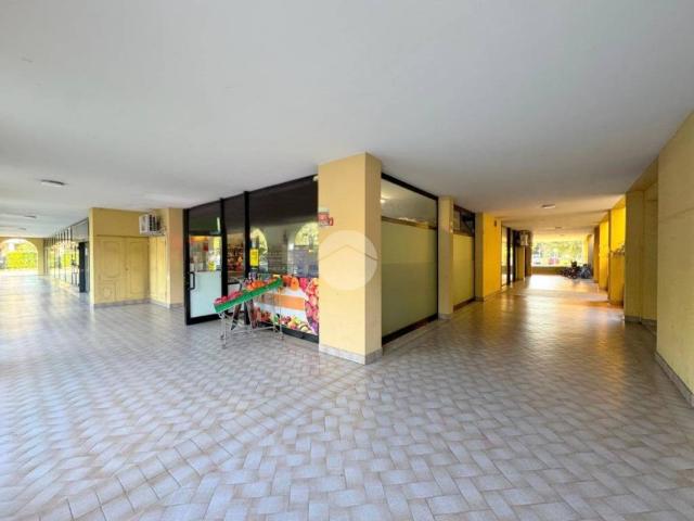 Locale Commerciale in affitto a Roncadelle, Lombardia
