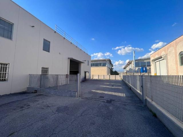 Locale Commerciale in affitto a Roncadelle, Lombardia