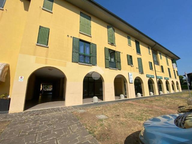 Locale Commerciale in affitto a Roncadelle, Lombardia