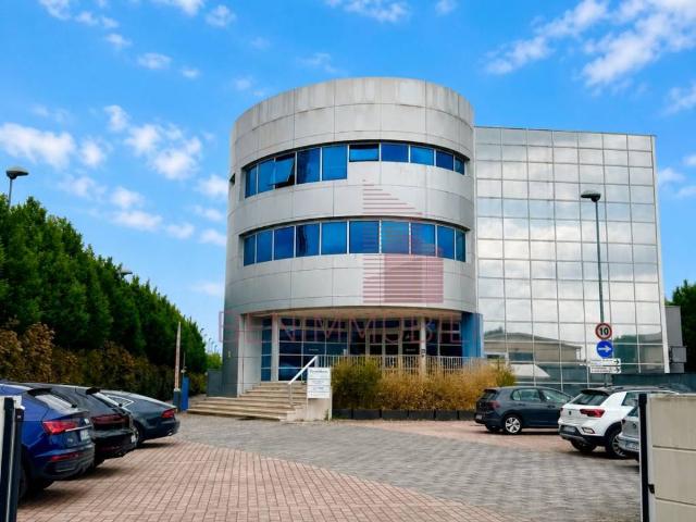 Locale Commerciale in affitto a Roncadelle, Lombardia