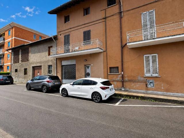 Locale Commerciale in affitto a Roncello, Lombardia