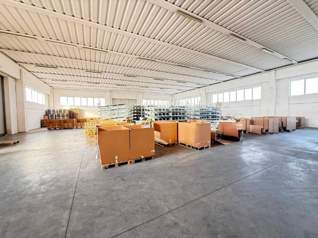 Locale Commerciale in affitto a Ronco All'adige, Veneto