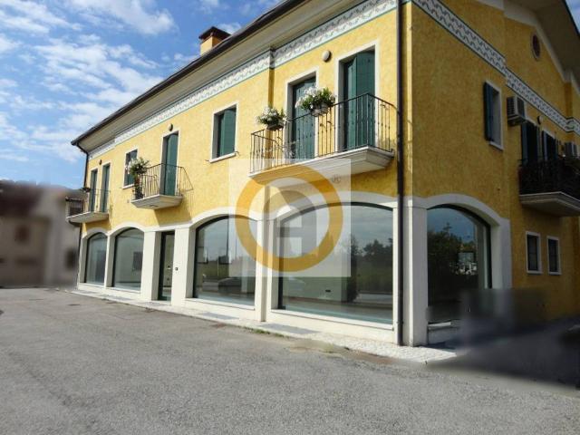 Locale Commerciale in affitto a Rosà, Veneto