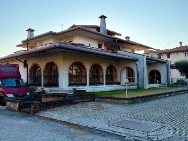 Locale Commerciale in affitto a Rosà, Veneto