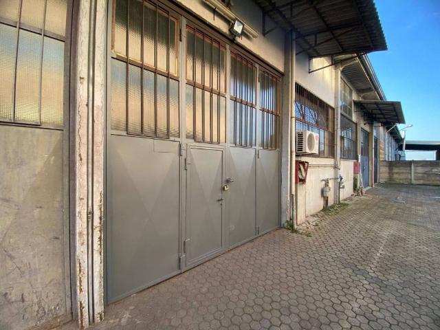 Locale Commerciale in affitto a Unione dei Comuni I Fontanili, Rosate