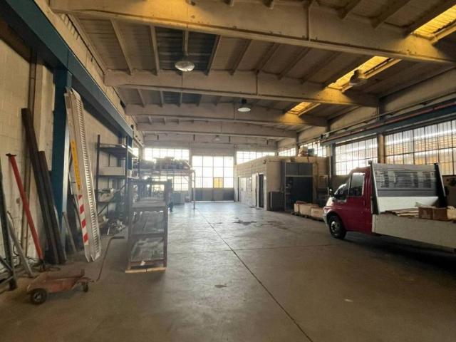 Locale Commerciale in affitto a Unione dei Comuni I Fontanili, Rosate