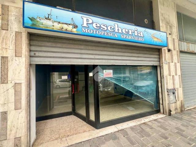 Locale Commerciale in affitto a Roseto Degli Abruzzi, Abruzzo