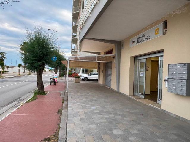 Locale Commerciale in affitto a Roseto Degli Abruzzi, Abruzzo