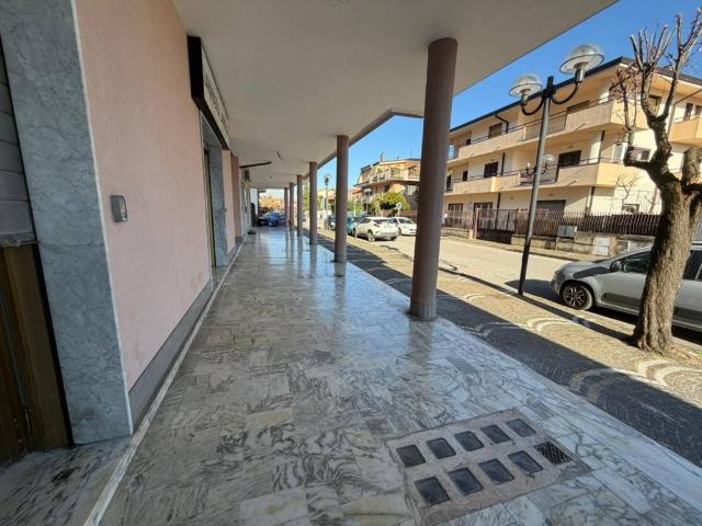Locale Commerciale in affitto a Rotondi, Campania