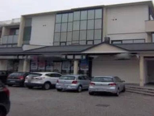 Locale Commerciale in affitto a Villaggio Famiglia, Rovato