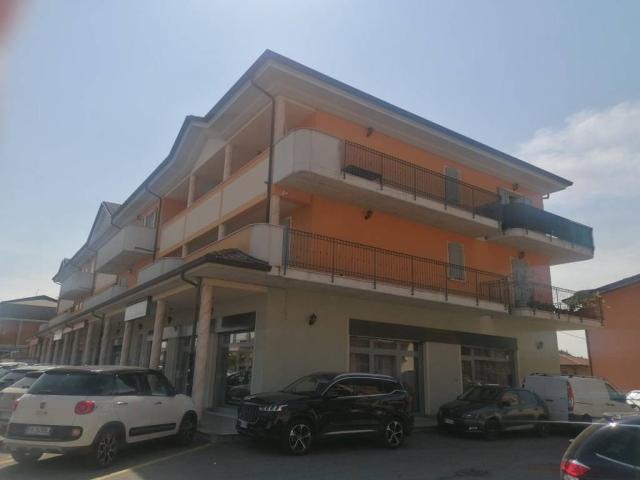Locale Commerciale in affitto a Rovato, Lombardia