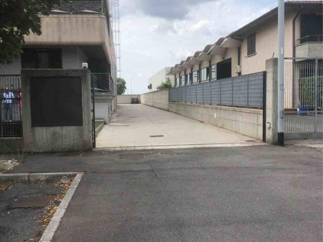 Locale Commerciale in affitto a Eural Gnutti, Rovato