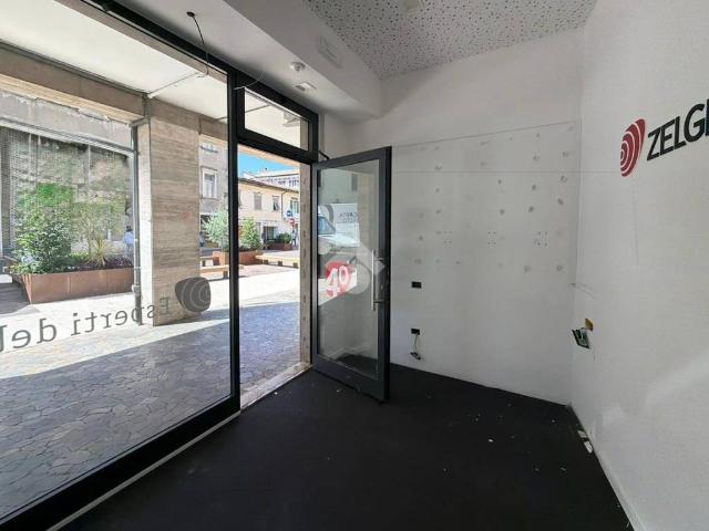 Locale Commerciale in affitto a Comunità della Vallagarina, Borgo Sacco