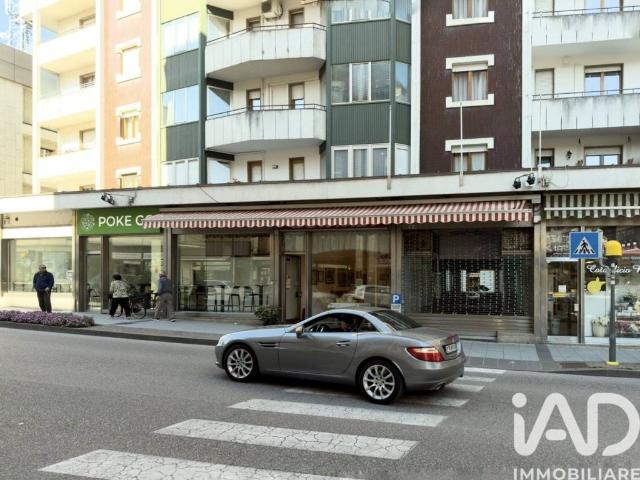 Locale Commerciale in affitto a Comunità della Vallagarina, Borgo Sacco