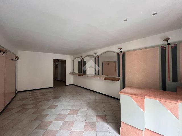Locale Commerciale in affitto a Comunità della Vallagarina, Borgo Sacco