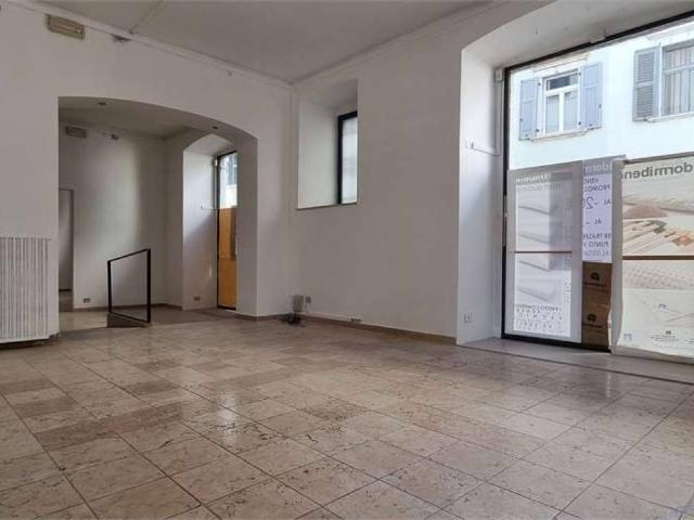 Locale Commerciale in affitto a Comunità della Vallagarina, Borgo Sacco