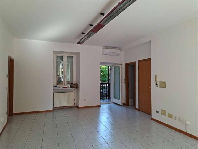 Locale Commerciale in affitto a Comunità della Vallagarina, Borgo Sacco