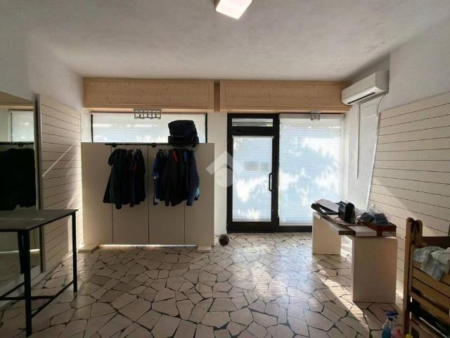 Locale Commerciale in affitto a Comunità della Vallagarina, Borgo Sacco