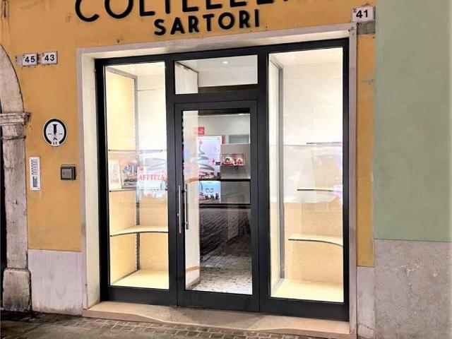 Locale Commerciale in affitto a Comunità della Vallagarina, Borgo Sacco