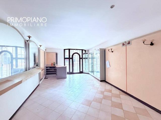 Locale Commerciale in affitto a Comunità della Vallagarina, Borgo Sacco