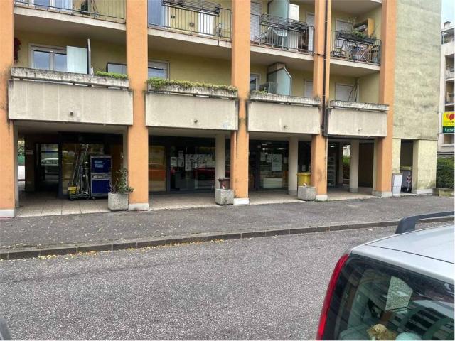 Locale Commerciale in affitto a Comunità della Vallagarina, Borgo Sacco
