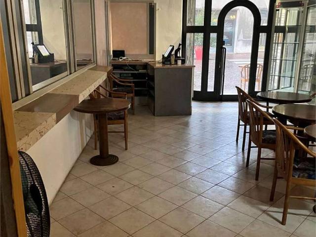 Locale Commerciale in affitto a Comunità della Vallagarina, Borgo Sacco