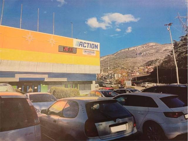 Locale Commerciale in affitto a Comunità della Vallagarina, Borgo Sacco