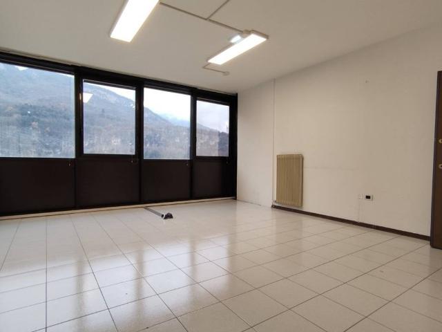 Locale Commerciale in affitto a Comunità della Vallagarina, Borgo Sacco