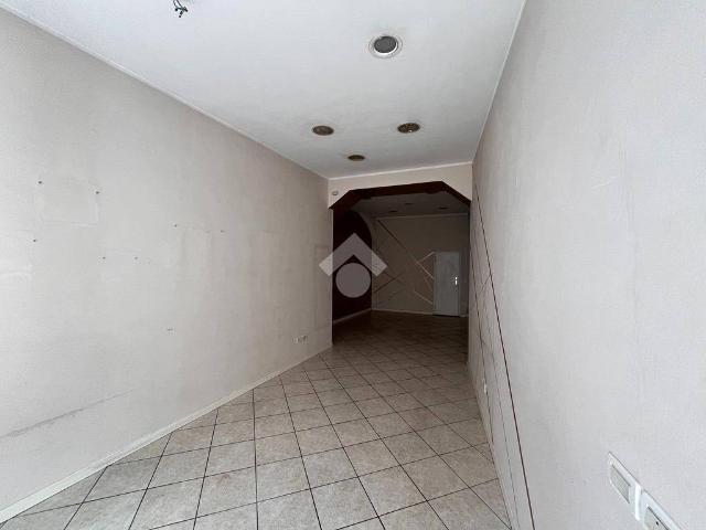 Locale Commerciale in affitto a Comunità della Vallagarina, Borgo Sacco