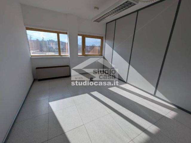 Locale Commerciale in affitto a Comunità della Vallagarina, Borgo Sacco