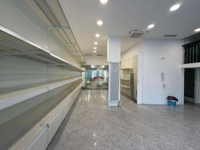 Locale Commerciale in affitto a Comunità della Vallagarina, Borgo Sacco