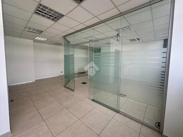 Locale Commerciale in affitto a Comunità della Vallagarina, Borgo Sacco