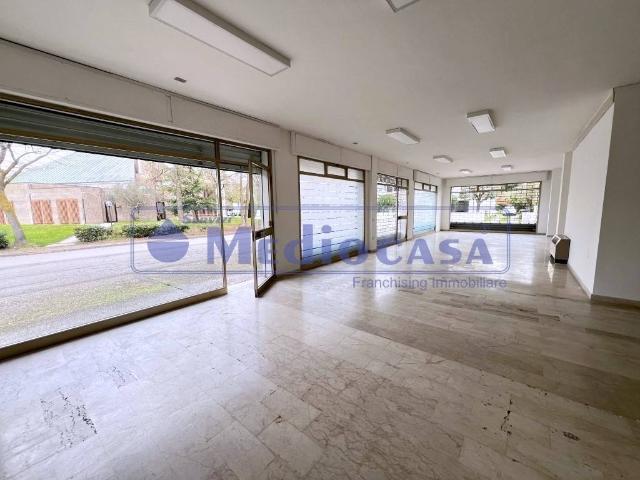 Locale Commerciale in affitto a Commenda Est, Rovigo