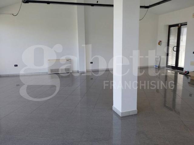 Locale Commerciale in affitto a Commenda Est, Rovigo