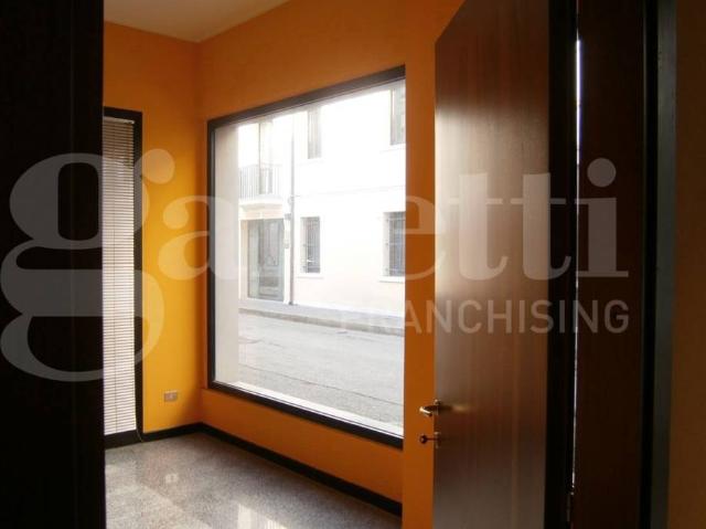 Locale Commerciale in affitto a Commenda, Rovigo