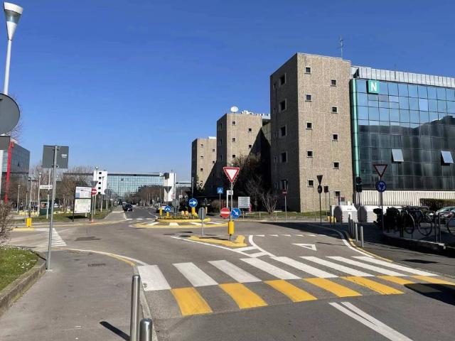 Locale Commerciale in affitto a Valleambrosia, Rozzano