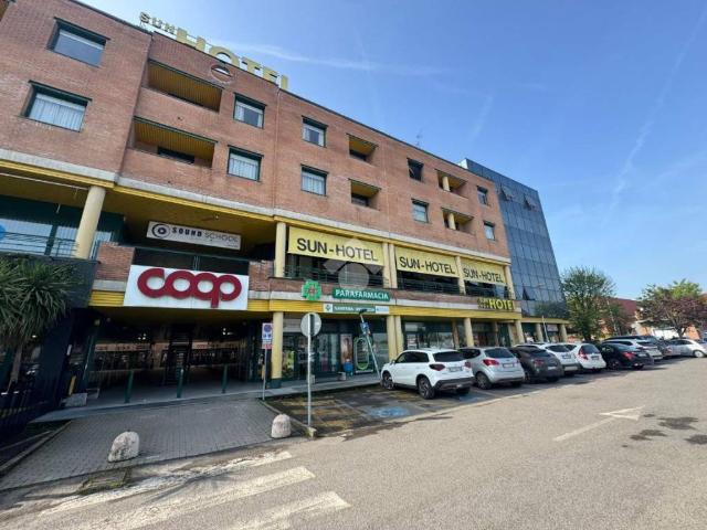 Locale Commerciale in affitto a Tresinaro - Secchia, Re
