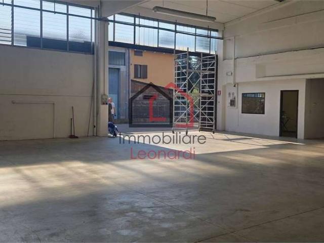 Locale Commerciale in affitto a Tresinaro - Secchia, Re