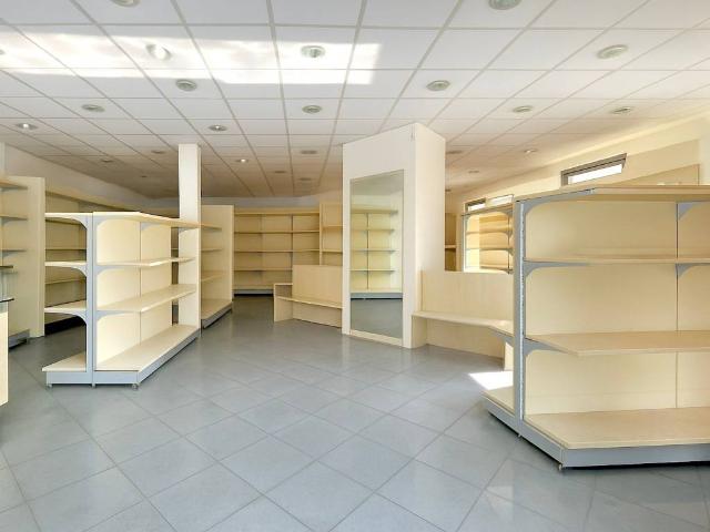 Locale Commerciale in affitto a Tresinaro - Secchia, Re