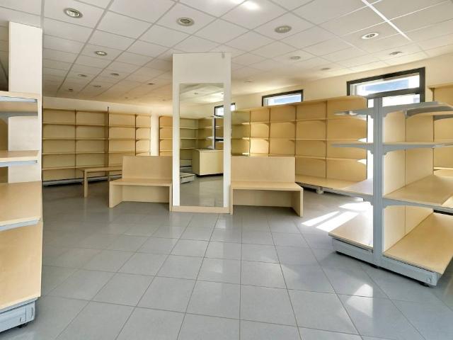 Locale Commerciale in affitto a Tresinaro - Secchia, Re