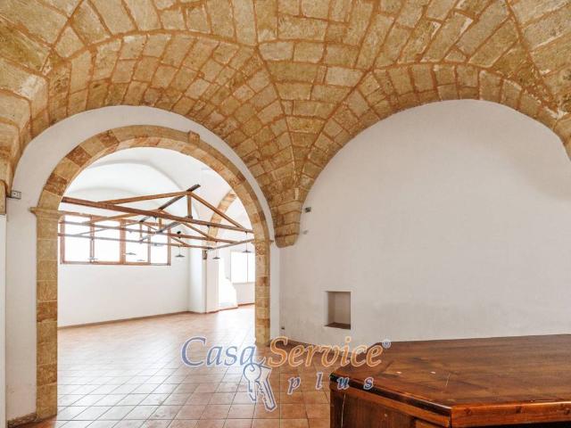 Locale Commerciale in affitto a Puglia, Lecce