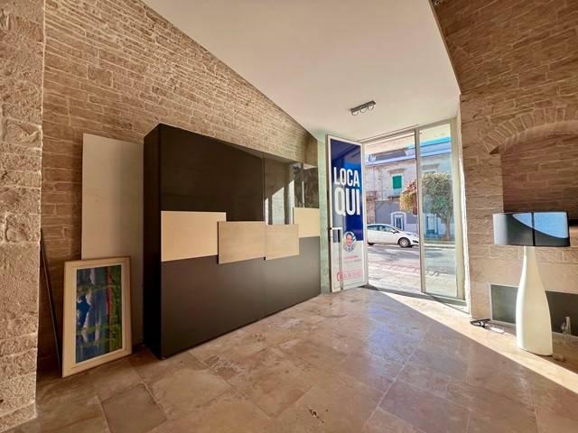 Locale Commerciale in affitto a Puglia, Bari