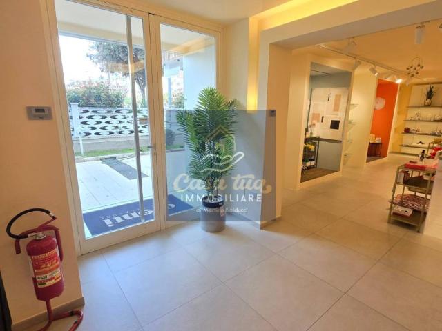 Locale Commerciale in affitto a Puglia, Bari